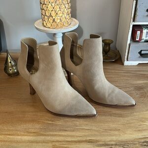Vince Camuto bootie size 7.5